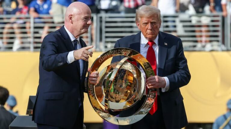 Trump Simpan Trofi Asli, Chelsea Terima Replika