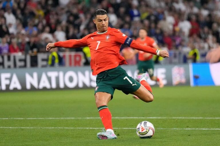 Cristiano Ronaldo Usia 40 Tetap Tajam di Lapangan