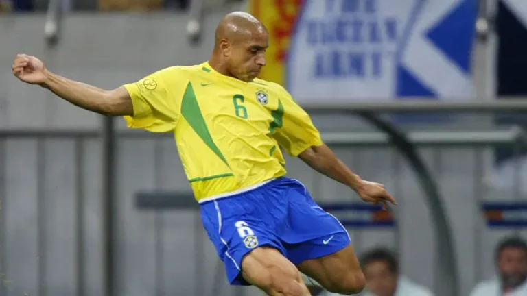 Roberto Carlos dan Warisan Emas Bek Kiri Brasil