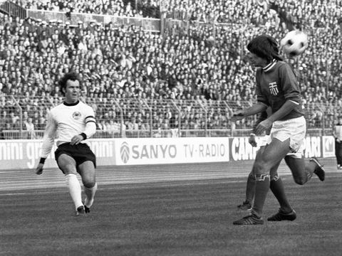 Franz Beckenbauer Memperlihatkan Tackles Ikonik di Piala Dunia