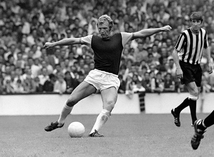 Bobby Moore Kapten Timnas Inggris Juara Piala Dunia 1966